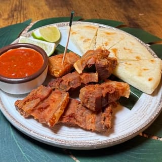 CHICHARRÓN CON AREPA